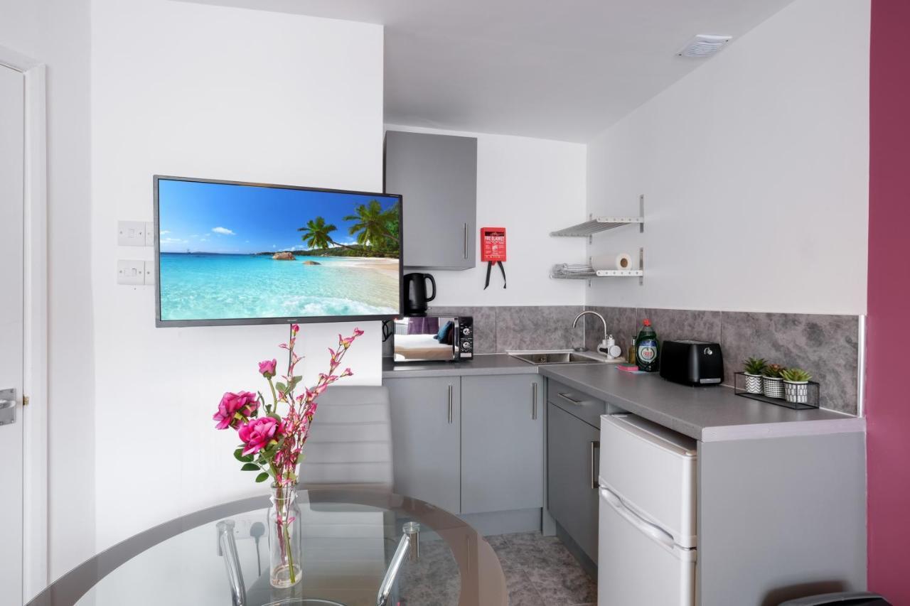 Wembley Fernbank Studios Sudbury Hill Harrow Self-Contained Studios With En-Suite المظهر الخارجي الصورة