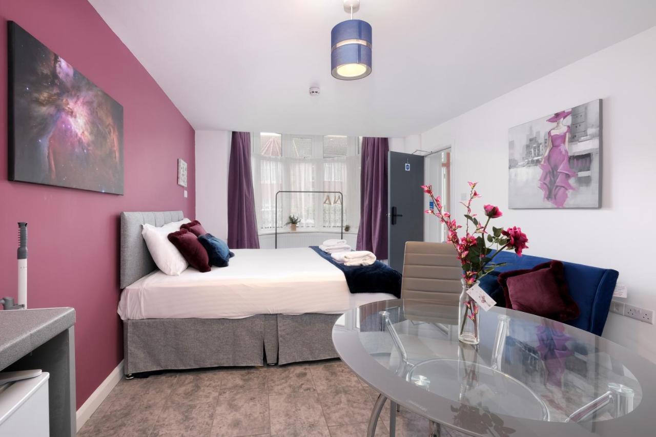 Wembley Fernbank Studios Sudbury Hill Harrow Self-Contained Studios With En-Suite المظهر الخارجي الصورة