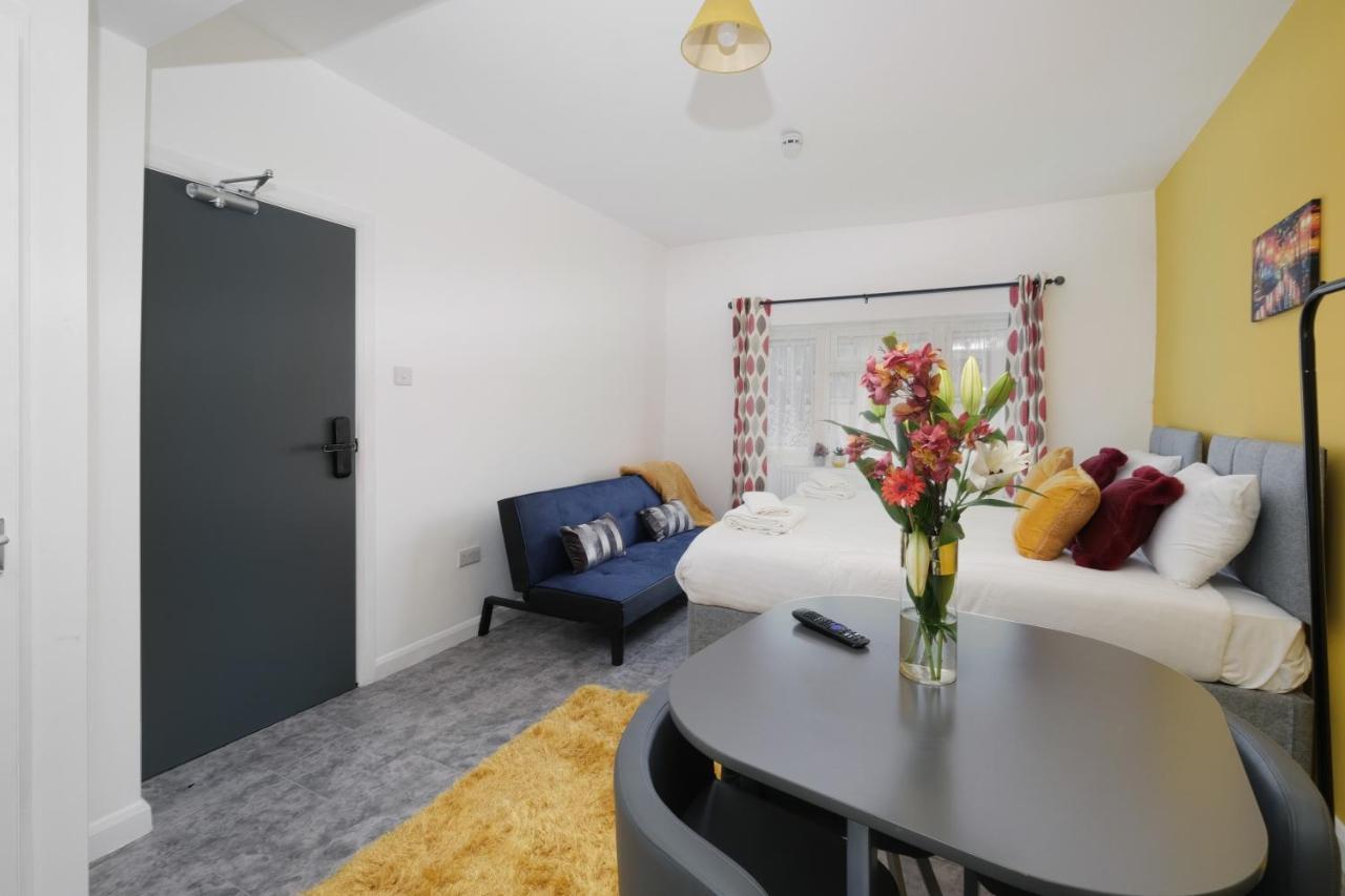 Wembley Fernbank Studios Sudbury Hill Harrow Self-Contained Studios With En-Suite المظهر الخارجي الصورة