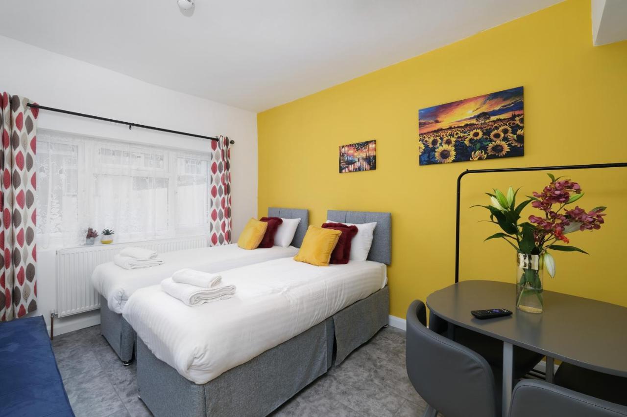Wembley Fernbank Studios Sudbury Hill Harrow Self-Contained Studios With En-Suite المظهر الخارجي الصورة