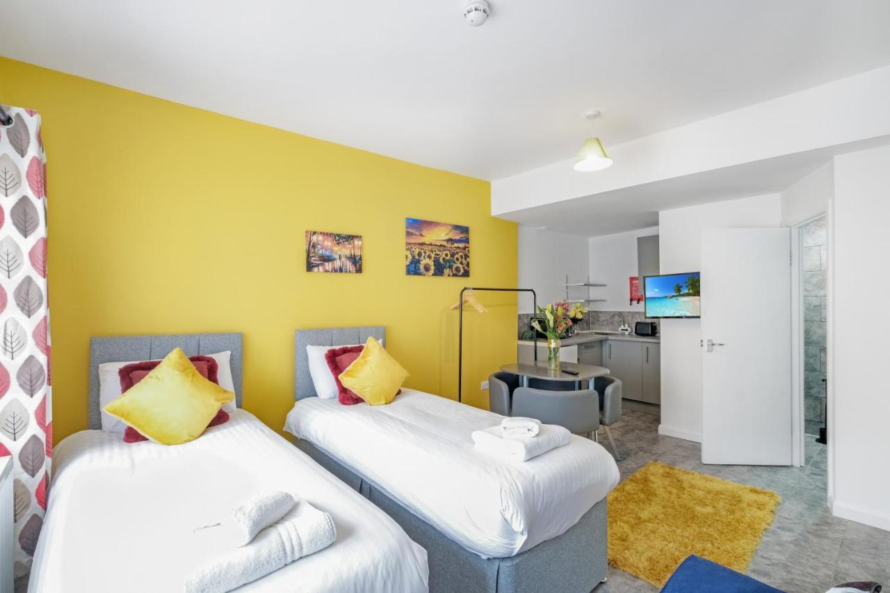 Wembley Fernbank Studios Sudbury Hill Harrow Self-Contained Studios With En-Suite المظهر الخارجي الصورة