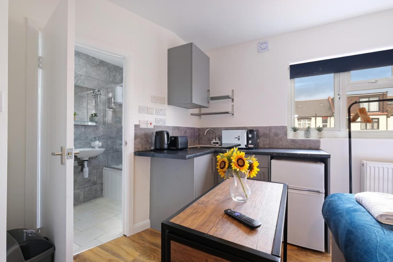 Wembley Fernbank Studios Sudbury Hill Harrow Self-Contained Studios With En-Suite المظهر الخارجي الصورة