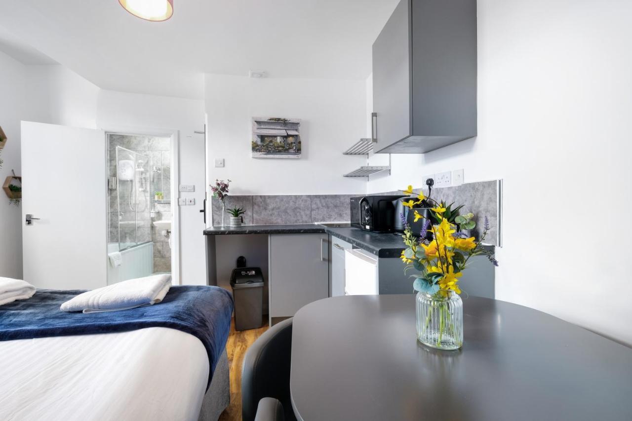 Wembley Fernbank Studios Sudbury Hill Harrow Self-Contained Studios With En-Suite المظهر الخارجي الصورة