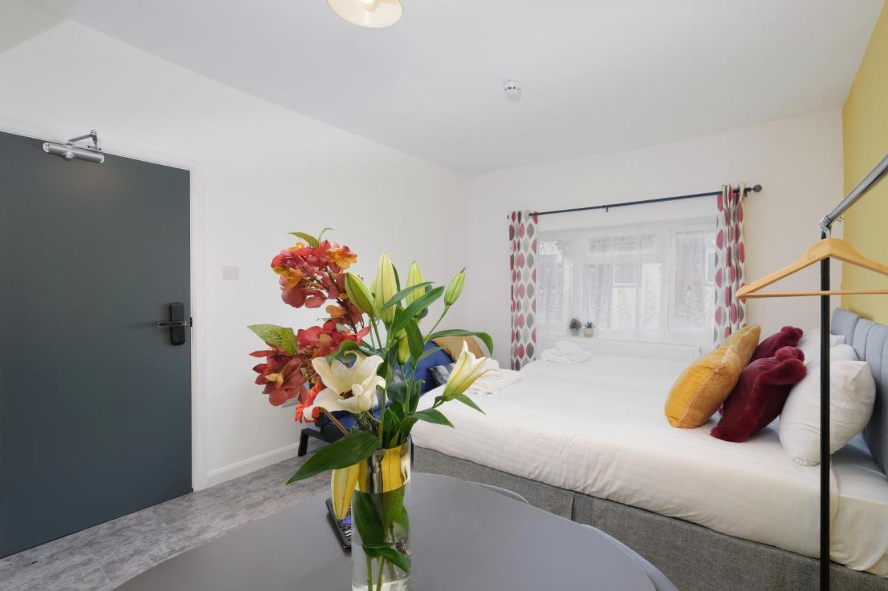 Wembley Fernbank Studios Sudbury Hill Harrow Self-Contained Studios With En-Suite المظهر الخارجي الصورة