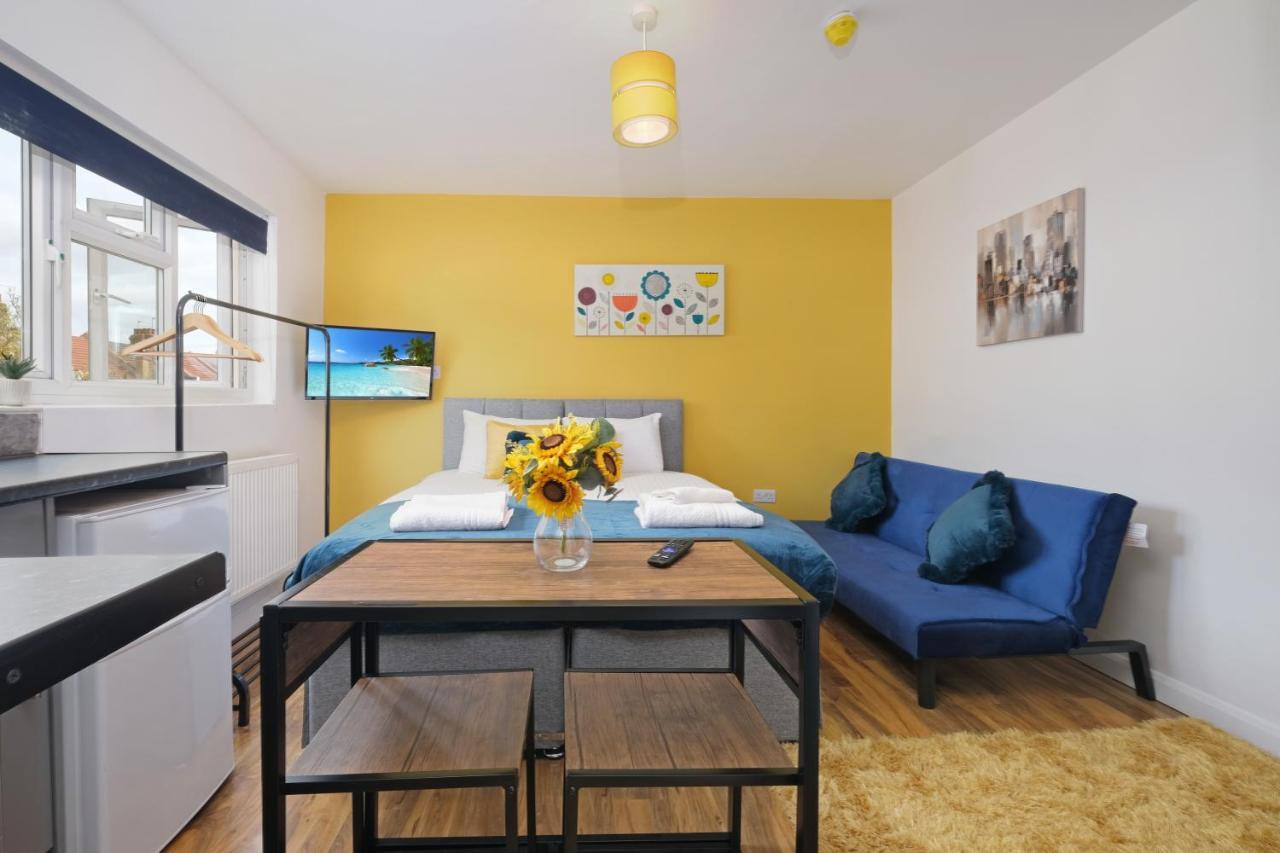 Wembley Fernbank Studios Sudbury Hill Harrow Self-Contained Studios With En-Suite المظهر الخارجي الصورة