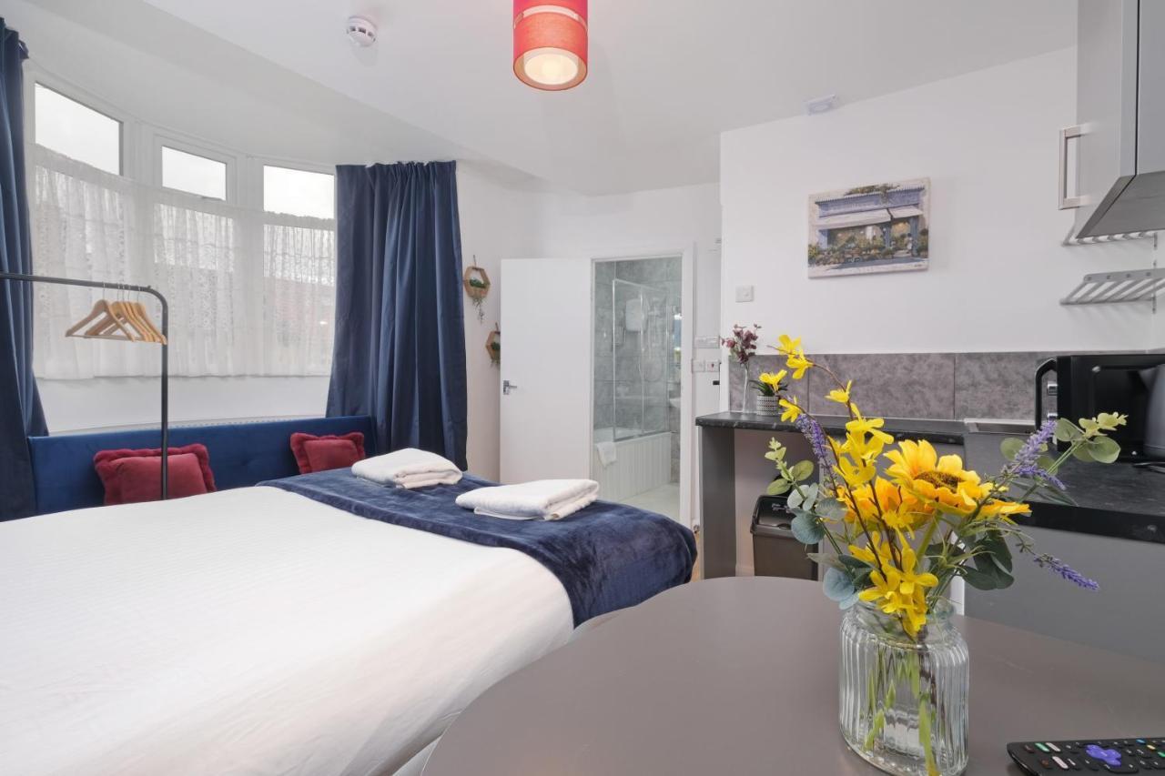 Wembley Fernbank Studios Sudbury Hill Harrow Self-Contained Studios With En-Suite المظهر الخارجي الصورة