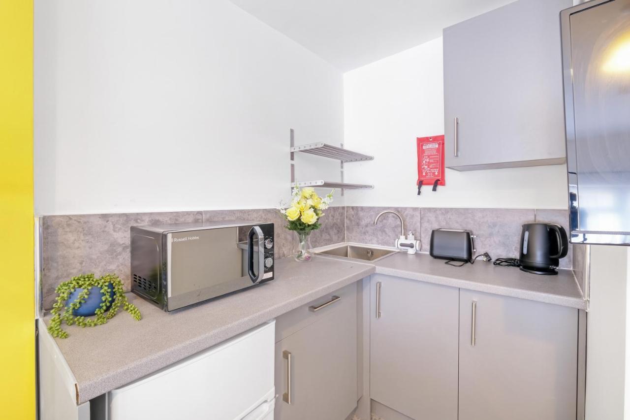Wembley Fernbank Studios Sudbury Hill Harrow Self-Contained Studios With En-Suite المظهر الخارجي الصورة