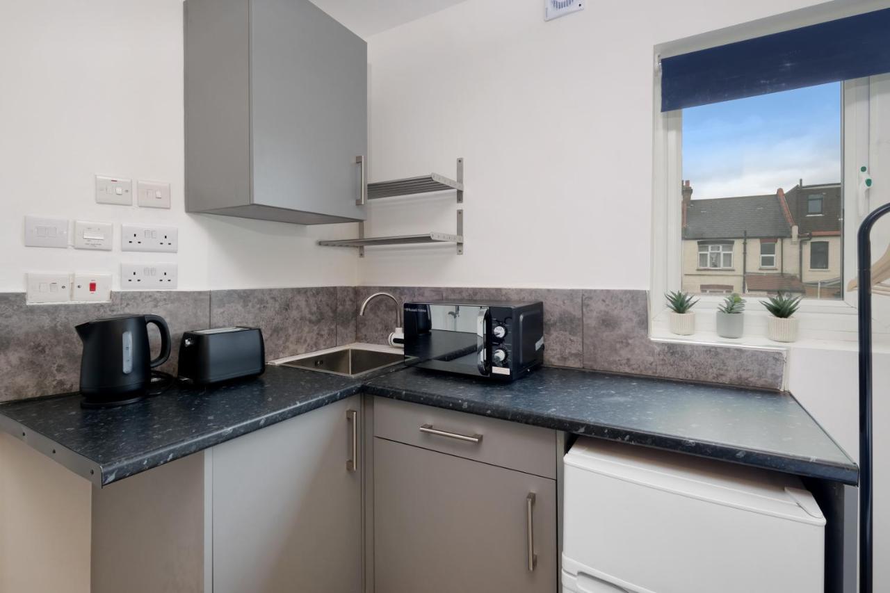 Wembley Fernbank Studios Sudbury Hill Harrow Self-Contained Studios With En-Suite المظهر الخارجي الصورة