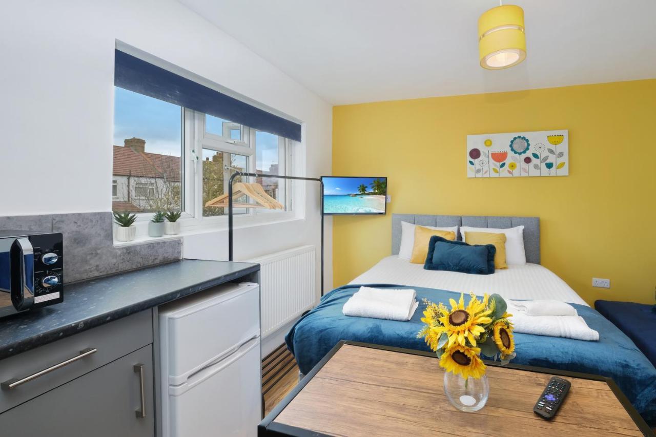 Wembley Fernbank Studios Sudbury Hill Harrow Self-Contained Studios With En-Suite المظهر الخارجي الصورة