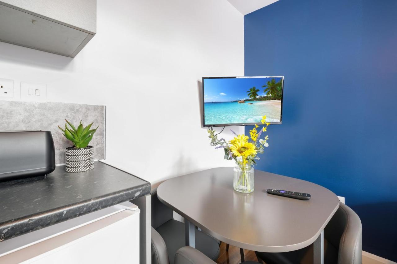 Wembley Fernbank Studios Sudbury Hill Harrow Self-Contained Studios With En-Suite المظهر الخارجي الصورة